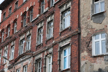 Stare zniszczone kamienice we Wrocławiu, ruiny z czerwonej cegły. 