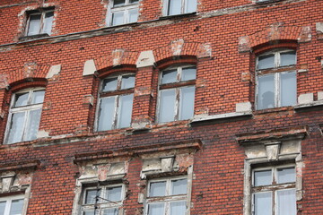 Stare zniszczone kamienice we Wrocławiu, ruiny z czerwonej cegły.  - obrazy, fototapety, plakaty