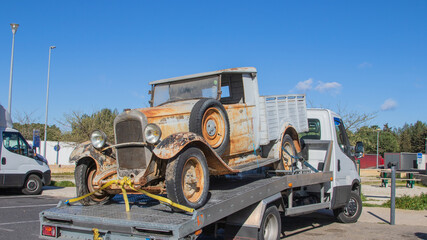 Vieille voiture à restaurer.