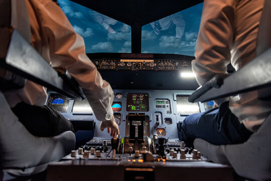 Piloten im Cockpit eines Flugzeugs