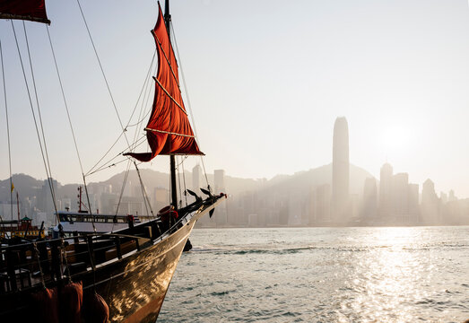 Traditional Chinese Junk sailing in Hong Kong harbour, Hong Kong, China