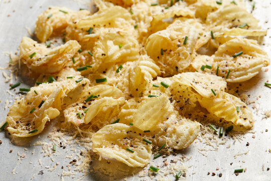 Potato chips with green onion and smoke gouda