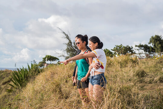 Friends looking down to Hookipa Beach, Maui, Hawaii