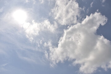 青い空と雲とハレーション