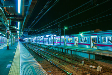 Obraz premium 夜の駅のホームのイメージ