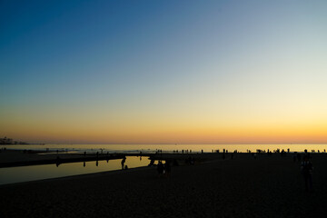 鎌倉海岸の夕暮れと人々のシルエット