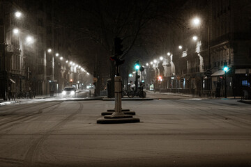 Paris rue neige nuit lumière