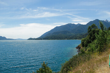 Fototapeta premium Paisagens com lagos montanhas rios e matas do sul do Chile