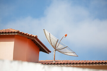 As antenas parabólicas, utilizadas para pegar sinal da TV aberta, deixarão de funcionar assim que...