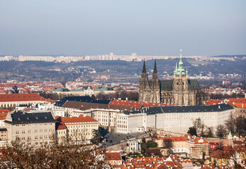 Fototapeta na wymiar Vista panorámica de la ciudad, donde destaca en primer plano el Castillo de Praga 