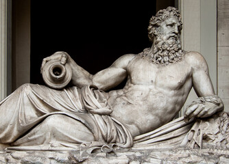 Naklejka premium Escultura ubicada en el patio octagonal del Vaticano. Representa una divinidad de río. 