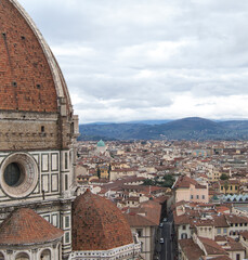 Fototapeta na wymiar Perfil de la cúpula de la Catedral de Santa María del Fiore con la ciudad de Florencia de fondo
