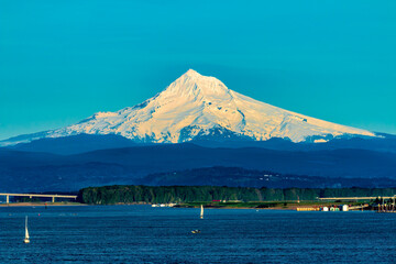 Obraz premium Mount Hood from I-5 Bridge Hayden Island in front of Columbia River