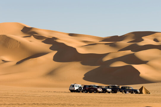 Off road vehicles, Erg Awbari, Sahara desert, Fezzan, Libya