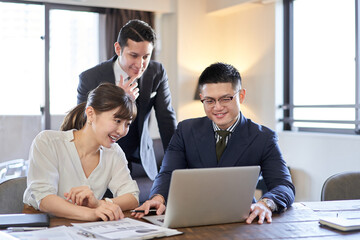 Fototapeta na wymiar パソコンでWeb会議をするアジア人とラテン人のビジネスパーソン
