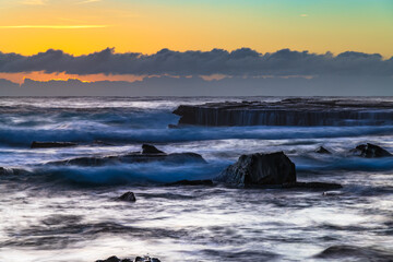 Obraz premium Sunrise seascape in the rocky alcove