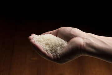 白米を手で持ち上げる