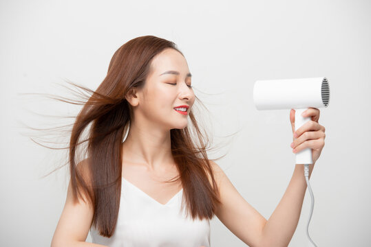 Девушка сушит феном мем Hair Drier Изображения: просматривайте стоковые фотографии, векторные изображени