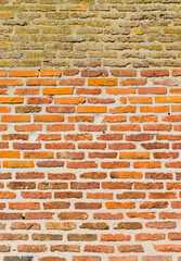 Mur de briques partiellement décapées 