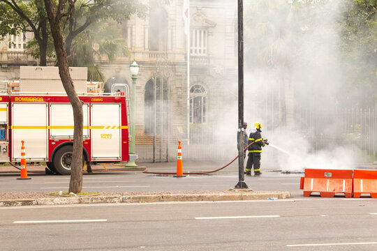 Bombeiro apagando fogueira em frente &agrave; pr&eacute;dio hist&oacute;rico