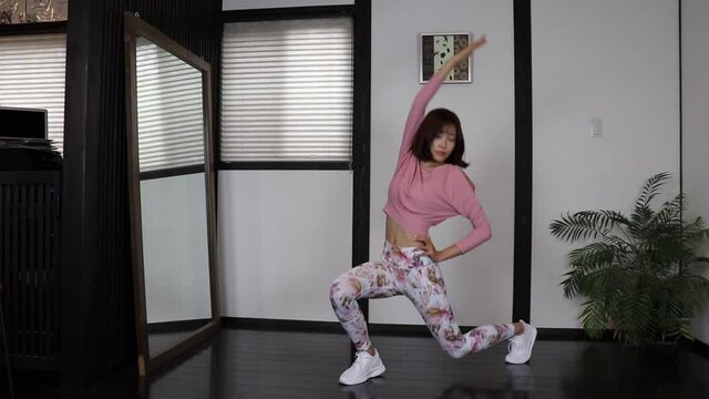 オルタネイトリバースランジリーチ｜腹斜筋を伸ばしながら下半身エクササイズ