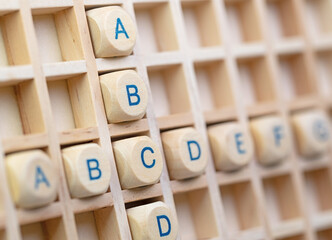 Holzwürfel mit aufgedruckten Buchstaben, ABC