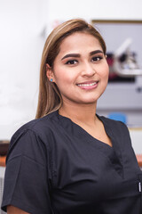 A portrait of a female dentist at the clinic.
Retrato de una dentista en la clinica.