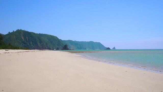 沖縄本島東部の美しい天然の「嘉陽ビーチ」。新型コロナの緊急事態宣言でほとんど人がいません。