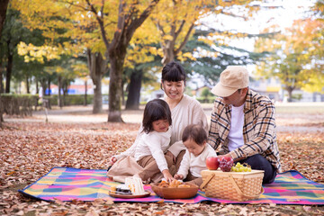 秋の公園でピクニックする家族・ファミリー

