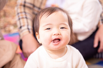 ピクニックでご飯粒をつけた赤ちゃん
