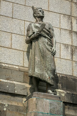 Fototapeta na wymiar An old bronze statue of a Maori chief on One Tree Hill, Auckland, New Zealand