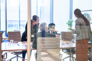 プロジェクト会議を行っている社内チームのメンバー