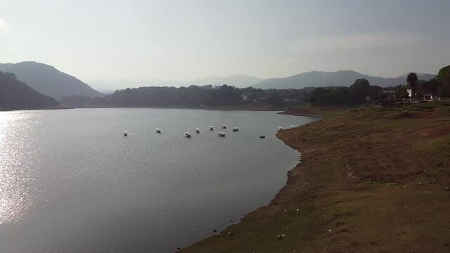 Lanchas, laguna, presa, pueblo, barcos, veleros, pueblo magico