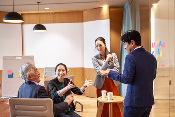 多様性のあるアイディア会議の風景