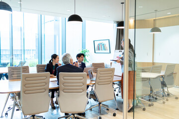 企画室で戦略会議を行う会社のメンバーたち