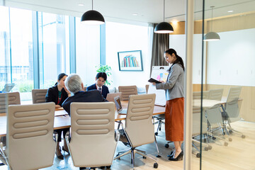 企画室で戦略会議を行う会社のメンバーたち