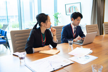 企画会議を仕切る女性幹部