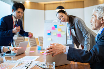 たくさんのアイディアを出し合う社員たち