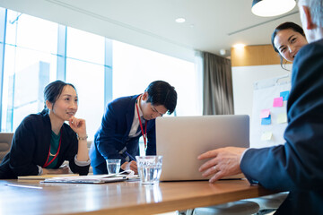 たくさんのアイディアを出し合う社員たち