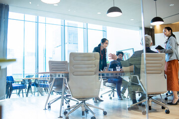 企画会議でアイディアを出し合う会社のメンバー