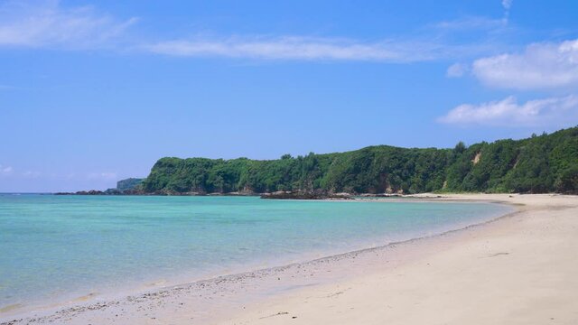 沖縄本島東部の美しい天然の「嘉陽ビーチ」。新型コロナの緊急事態宣言でほとんど人がいません。