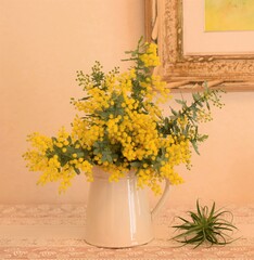 Fototapeta na wymiar 花瓶入れたミモザの花、春の花、インテリア