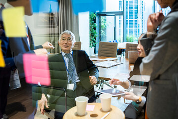 リラックスしながら会議をしている社員たち