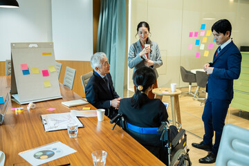 Obraz premium 楽しそうに会議をしている社員たち