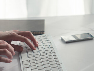 リモートワーク・在宅ワーク・テレワーク。パソコンのキーボードを打つ手元。