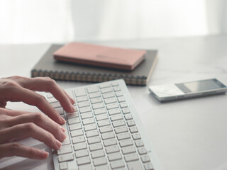 リモートワーク 在宅ワーク テレワーク パソコンのキーボードと手もと Wall Mural Patchii リモートワーク 在宅ワーク テレワーク パソコンのキーボードと手もと Wall Mural Patchii