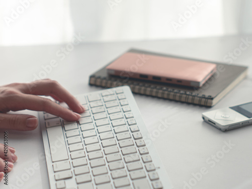 リモートワーク 在宅ワーク テレワーク パソコンのキーボードを打つ手元 Wall Mural Patchii リモートワーク 在宅ワーク テレワーク パソコンのキーボードを打つ手元 Wall Mural Patchii