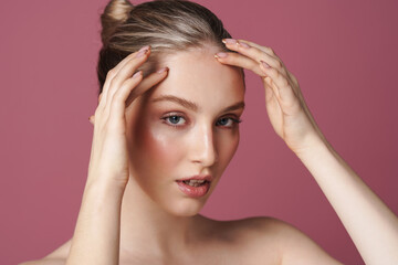 Naklejka premium Close up beauty portrait of an attractive smiling young woman