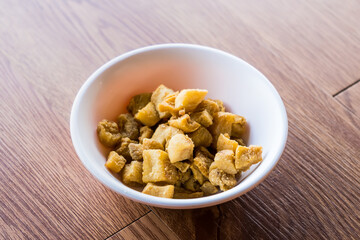 Streaky pork with crispy crackling in bowl