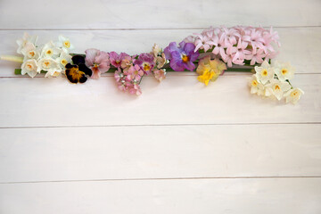 春の花たちの花飾りヒヤシンス菫